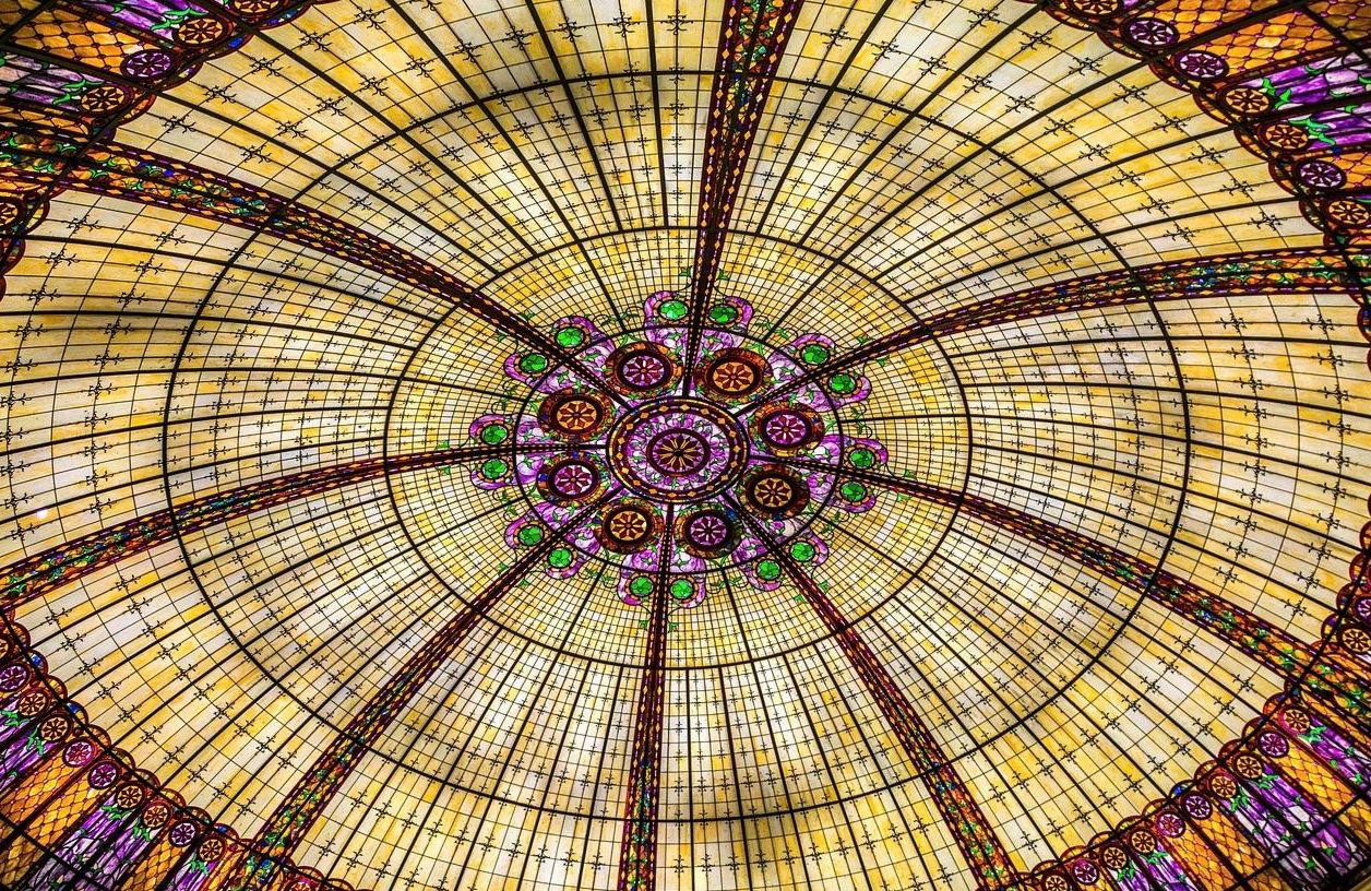 Detalle de la recepción de mármol y latón del hotel casino